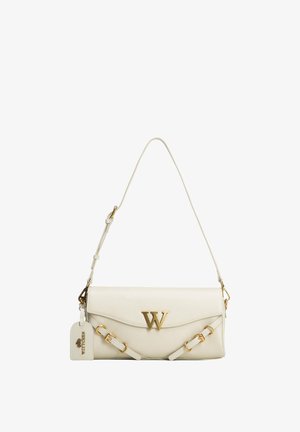 Witte leren schoudertas met een gouden "W" logo, verstelbare riem, decoratieve gouden gespen en een merklabel aan de zijkant bevestigd.