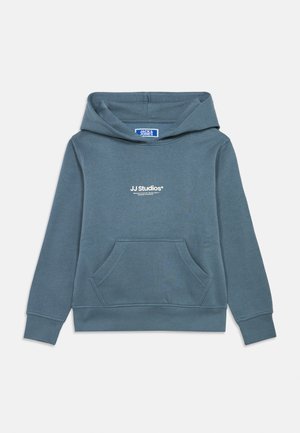 Sweat à capuche bleu avec poche avant et texte blanc "JJ Studios" centré sur la poitrine.