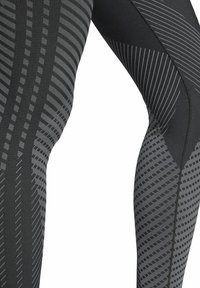 Leggings deportivos negros con una mezcla de líneas grises horizontales y verticales de diferentes anchos, con un acabado texturizado y costuras reforzadas.