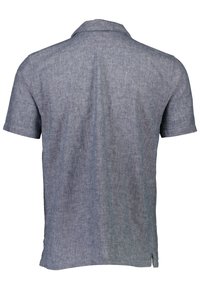 Kortekorte shirt in een lichtblauwe textuur, met een klassieke kraag, een open knoopsluiting en zijsplitsingen aan de onderkant. Eenvoudig ontwerp.
