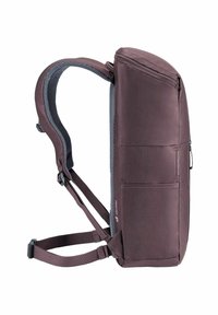 Sac à dos compact marron foncé avec des bretelles rembourrées réglables et une poche zippée à l'avant, vu de côté sur un fond blanc.