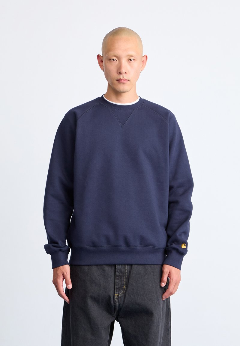 Navyblauwe sweatshirt van een katoenmix, met ribgebreide boorden en onderrand, ronde halslijn en een klein logo-opdruk op de linkermouw.