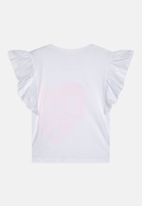 T-shirt branco de manga curta com mangas em babados, textura suave e um leve degradê rosa nas costas. Design simples de gola redonda.