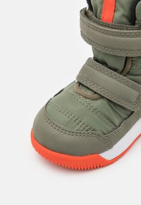 Viking AE​R​Y​ HI​G​H​ GTX WA​R​M​ UNISEX - Χειμερινές μπότες - olive/red