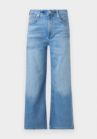 Φωτεινό μπλε τζιν με φαρδιά μπατζάκια, κλείσιμο με κουμπί και φερμουάρ εμπρός, θηλιές για ζώνη και εμπρόσθιες τσέπες, παρουσιάζονται σε απλό φόντο.