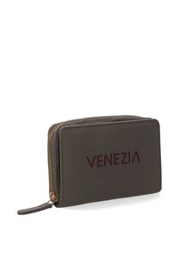 Grå læderpung med struktureret overflade, der har en gylden lynlås og et præget "VENEZIA" logo i mørkerød på forsiden.