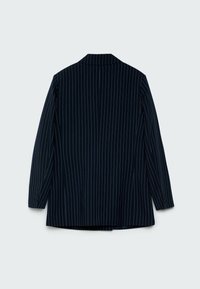 Blazer bleu marine avec fines rayures verticales blanches, manches longues et trois boutons sur chaque poignet, vu de dos.