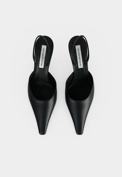 Μαύρες γόβες slingback με μυτερή μύτη, λεπτά λουράκια και ετικέτα με το λογότυπο Victoria Beckham σε κάθε παπούτσι.