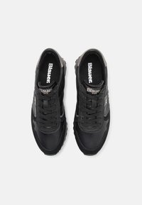 Zwarte sportieve schoenen met een gestructureerde bovenkant, voorzien van een mix van gladde en suède materialen, ronde neus en een contrasterend wit logo op de binnenzool.