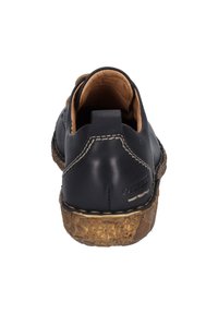 Scarpa in pelle blu con retro arrotondato, rivestimento in tannino a contrasto e suola in gomma naturale testurizzata e decorata. Dettagli in cucitura sul tallone.