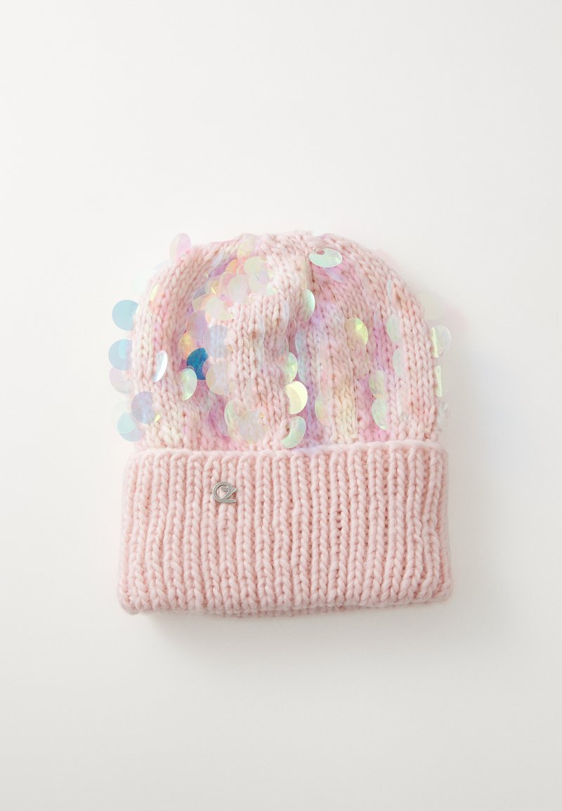 Roza pletena kapa z ribastim robom. Glavni del vsebuje raztresene iridescentne bleščice, kar ustvarja teksturiran vizualni učinek.