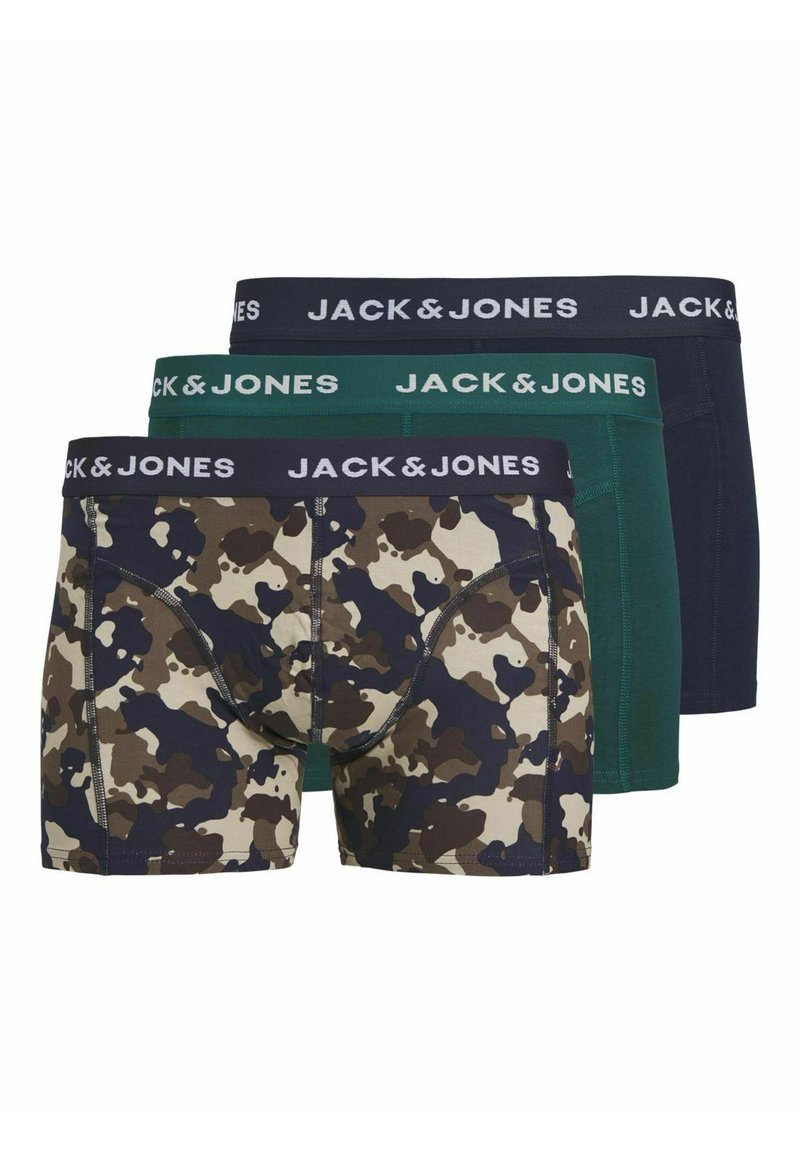 Drie paar Jack & Jones boxershorts: één met een camouflagepatroon in aardetinten, één groene en één marineblauwe, allemaal met merkwijze.