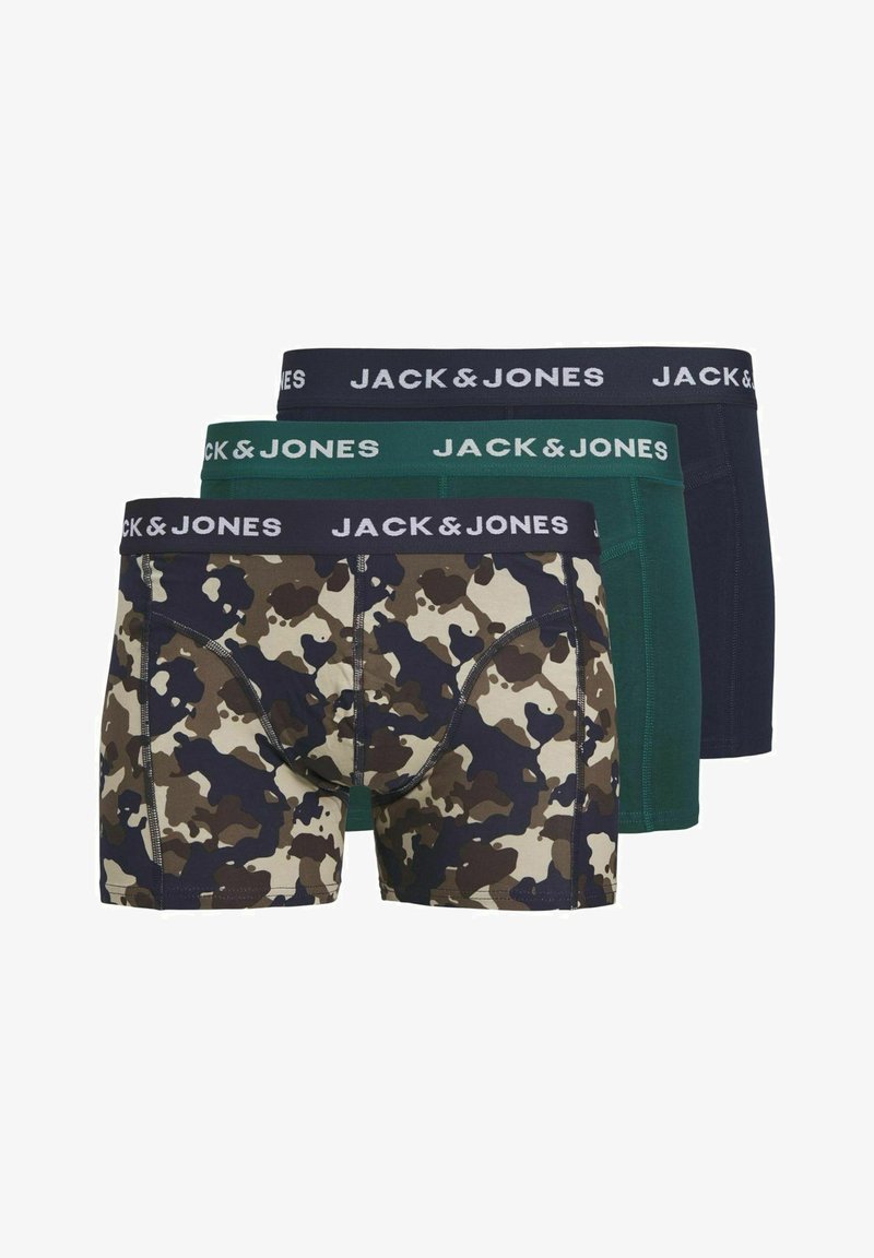 Drie paar Jack & Jones boxershorts: één met een camouflagepatroon in aardetinten, één groene en één marineblauwe, allemaal met merkwijze.