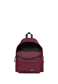 Mochila de tela roja con una solapa superior y detalles en negro, que cuenta con un bolsillo frontal con cremallera y un lazo para colgar. El interior está forrado en negro.