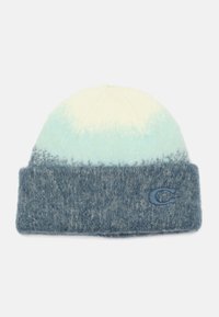 Berretto a maglia con un gradiente che va dal blu chiaro al crema. Presenta un orlo piegato di colore blu scuro con un piccolo logo ricamato. Materiale morbido e strutturato.