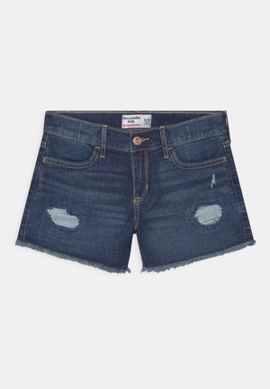 Mørke denimshorts med midtalje, frynset kant og to slidte lapper foran. Fem-lomme-stil med knaplukning.