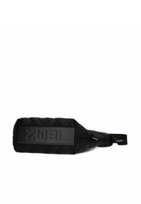 Bolso bandolera negro acolchado con correa para la muñeca, de forma rectangular y con el logo "zwei" en relieve en el panel frontal.