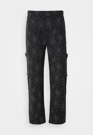 Valkoiset cargo-housut mustasta kankaasta, jossa on tummanharmaata hämähäkkiverkkomuotoilua; ominaisuuksiin kuuluu sivutaskut sekä rento istuvuus suoran lahjen muotoilulla.