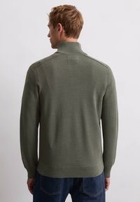 Groene gebreide trui met een hoge kraag, geribbelde manchetten en zoom, met een textuurpatroon en een relaxte pasvorm.