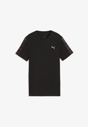 Camiseta negra de manga corta de Puma con logotipos rosa de Puma en el pecho y rayas de logotipo rosa a lo largo de las mangas.