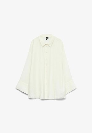 Chemise blanche légère à col pointu, avec des manches longues évasées et une finition texturée, dotée d'une fermeture à boutons sur le devant.