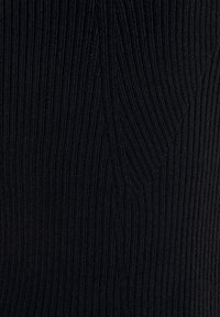 Tessuto nero a coste con texture verticali e una leggera lucentezza, caratterizzato da una sottile cucitura curva per aggiungere dimensione.