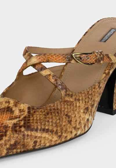 Καφέ και πορτοκαλί γόβα με σχέδιο φίδι, με σταυρωτά λουράκια και μικρή χρυσή αγκράφα σε χοντρό τακούνι.