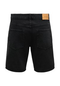 Pantalones cortos de mezclilla negros con dos bolsillos traseros y una etiqueta color bronceador en la cintura que dice "ONLY & SONS", vistos desde atrás.
