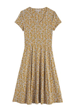 Robe jaune moutarde mi-longue jusqu'aux genoux avec manches courtes, col en V, taille cintrée, et motif floral blanc et bleu sur toute la surface.