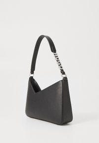 Sac en cuir noir avec un design triangulaire, doté d'une bandoulière élégante et de quincaillerie en argent avec l'inscription "HUGO". Surface texturée.