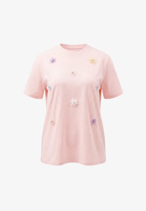 Lysrosa kortærmet t-shirt med små pastelfarvede 3D-blomsterdekorationer spredt på forsiden.