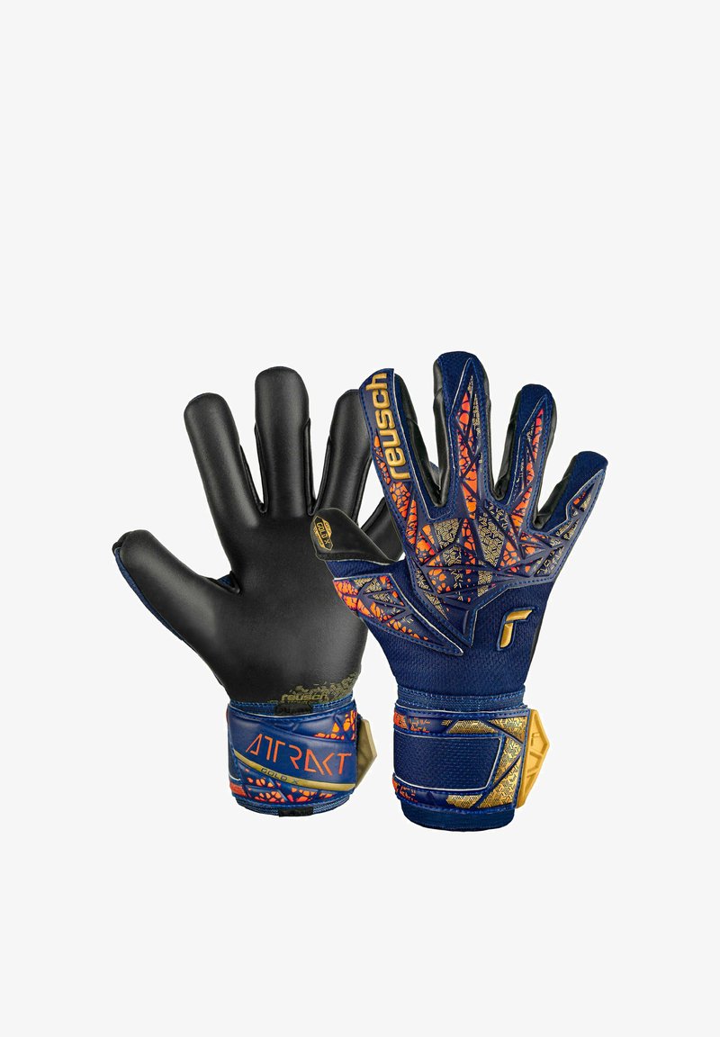 Een paar blauw-oranje keeperhandschoenen met een patroon, zwarte handpalmen en verstelbare polsbanden met de labels "ATRAKT" en "Reusch".