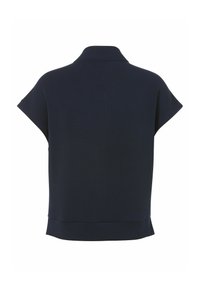 Marineblauwe polo met korte mouwen en kraag, weergegeven vanuit de achterkant op een witte achtergrond.