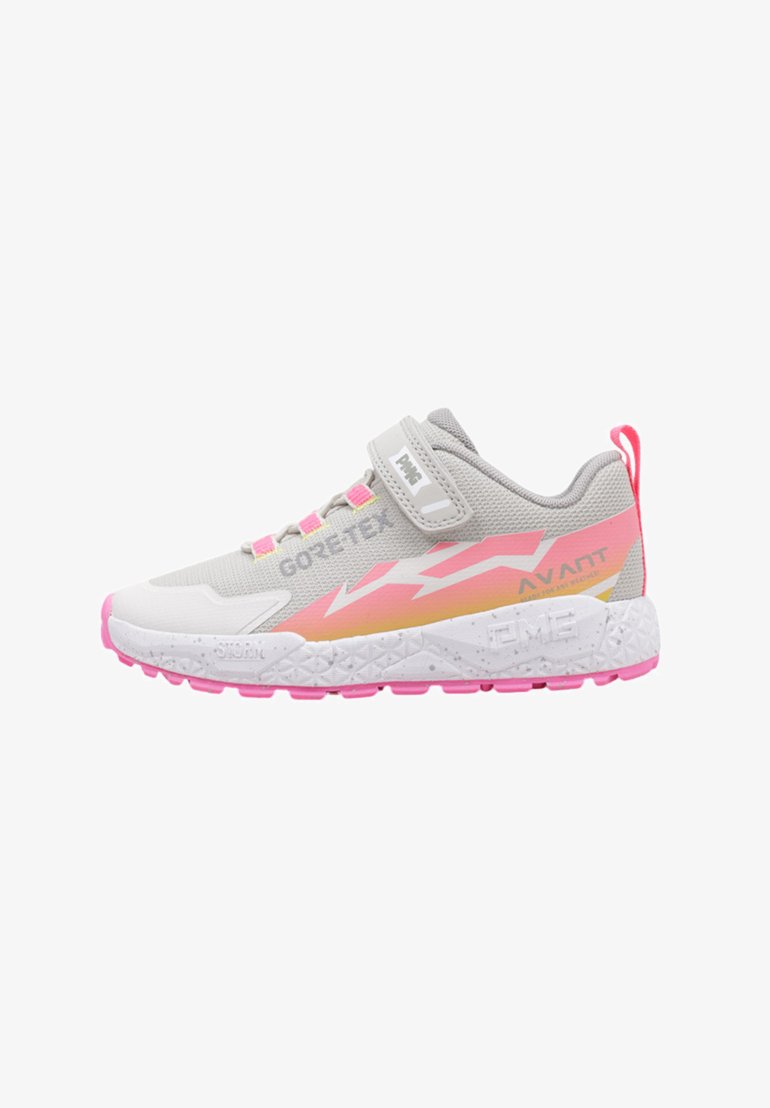 Chaussure de sport gris clair avec un dessus texturé, des accents roses, une sangle Velcro et une semelle blanche surélevée présentant un motif géométrique.