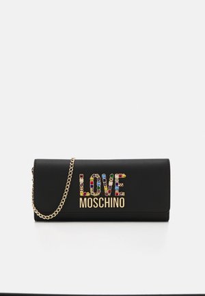Černé psaníčko se zlatým řetízkovým páskem, zdobené nápisem "LOVE MOSCHINO" z barevných kamínků. Hladká textura, obdélníkový tvar, minimalistický design.