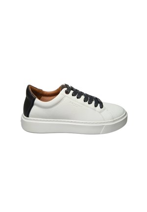 Hvid lædersneaker med sorte snørebånd og hælstrop, lav platformsål og tan farvet indvendig foring.