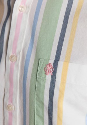 Vertikal trøje med flerfarvede striber i pink, blå, grøn, gul og hvid, med en brystlomme og lille pink broderet logo.