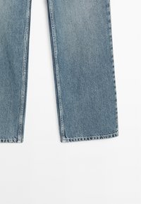 Ljust blå denimjeans med rak bendesign, med medelhög midja, minimalistisk sömnad och en slät yta.