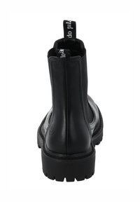 Stivaletto alla caviglia in pelle nera con suola spessa tassellata, pannelli laterali elasticizzati e linguette con logo sul bordo del tallone, visto da dietro.