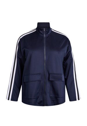 Granatowa bluza z zamkiem wykonaną z gładkiego materiału, z dwiema przednimi kieszeniami naszytymi oraz białymi paskami na rękawach.