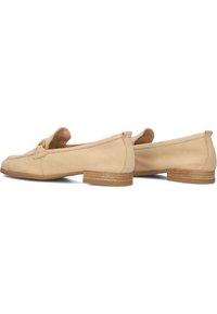 Tan loafers met een gladde suède afwerking, voorzien van een kleine blokhak, decoratieve stiksels en een goudkleurige accent aan de voorkant.