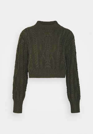 Krótki, ciemnozielony sweter z grubym splotem na warkocz, z długimi rękawami oraz ściągaczem na kołnierzu, mankietach i dole.