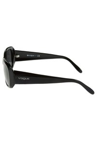 Lunettes de soleil noires avec une monture rectangulaire, finition en plastique lisse et un logo subtil sur le côté. Les branches élégantes se rétrécissent vers les extrémités.