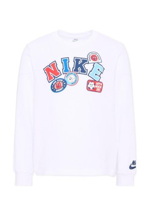 Biała koszulka Nike z długim rękawem z kolorowymi literami układającymi się w napis NIKE oraz zabawnymi łatkami z napisami "Shoot Your Shot," "Catch You Later," i "Let's Kick It!"