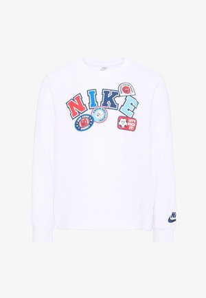 Biała koszulka Nike z długim rękawem z kolorowymi literami układającymi się w napis NIKE oraz zabawnymi łatkami z napisami "Shoot Your Shot," "Catch You Later," i "Let's Kick It!"