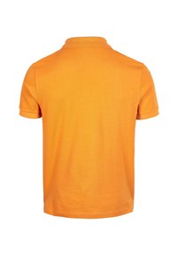 Camiseta polo naranja con cuello acanalado, mangas cortas y una textura de tela suave. La vista posterior muestra costuras mínimas y sin logotipos ni patrones.