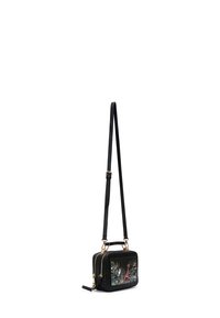 Borsa a tracolla in pelle nera con accessori dorati, chiusura con zip e motivo floreale sul davanti. Presenta una tracolla removibile e una maniglia superiore.