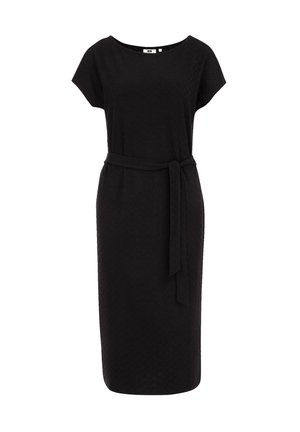 Mustam kleit tekstuuriga kangast, lühikeste varrukate, ümmarguse kaelusega ja vöökohal seotava vööga, mis annab kujundi.