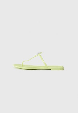 Sandalia plana tipo thong de plástico verde claro, con un diseño minimalista, tiras estrechas y un pequeño adorno decorativo en la tira superior.