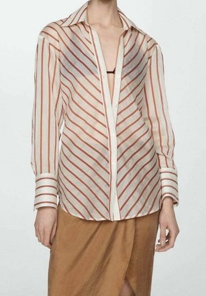 Langarmshirt van doorschijnende stof met diagonale rode en witte strepen, voorzien van een klassieke kraag en knoopsluiting aan de voorkant, gecombineerd met een bruine rok.